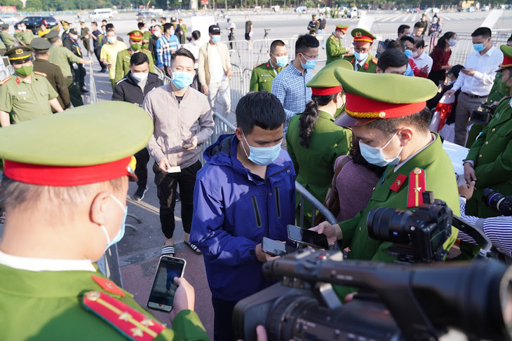 Trận Việt Nam - Saudi Arabia: Cảnh sát giúp phân luồng kiểm soát khán giả vào sân - Ảnh 1.