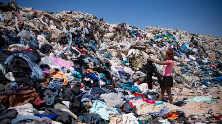 Ô nhiễm tại sa mạc Chile, nơi mỗi năm nhận tới 39.000 tấn quần áo cũ - Ảnh 1.