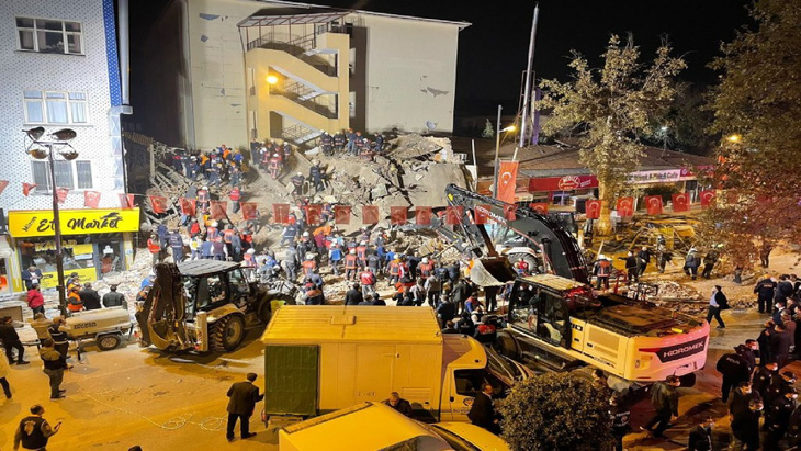 Sập nhà trên phố mua sắm đông đúc ở Thổ Nhĩ Kỳ, ít nhất 10 người mất tích - Ảnh 1.