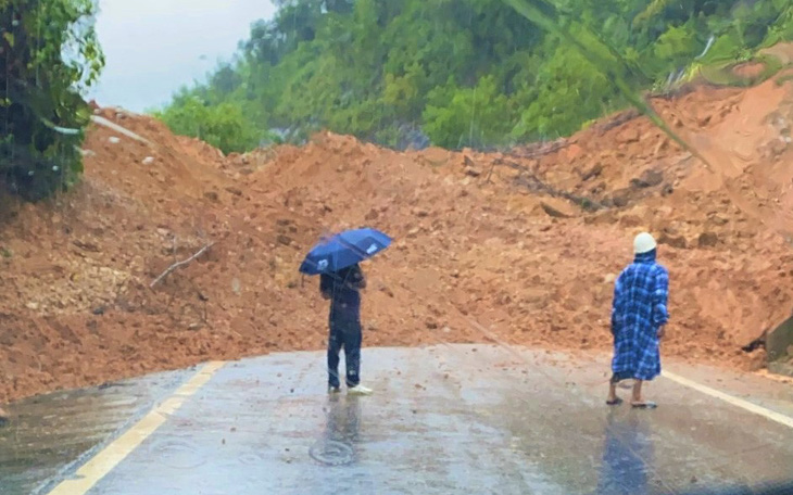 Đèo Khánh Lê sạt lở nghiêm trọng, đường Nha Trang - Đà Lạt ách tắc