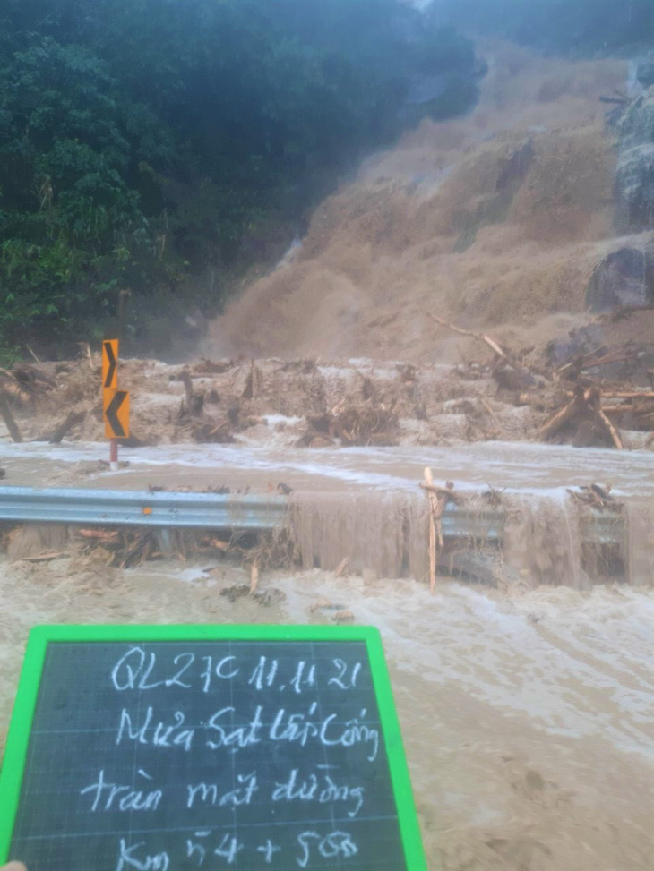 Đèo Khánh Lê sạt lở nghiêm trọng, đường Nha Trang - Đà Lạt ách tắc - Ảnh 2.