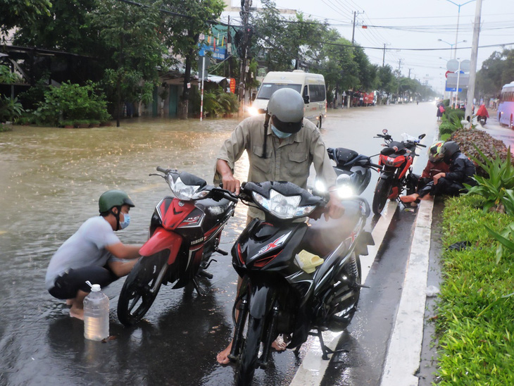 Người dân Nha Trang kêu hồ chứa nước báo một đằng, xả lũ một nẻo - Ảnh 3.