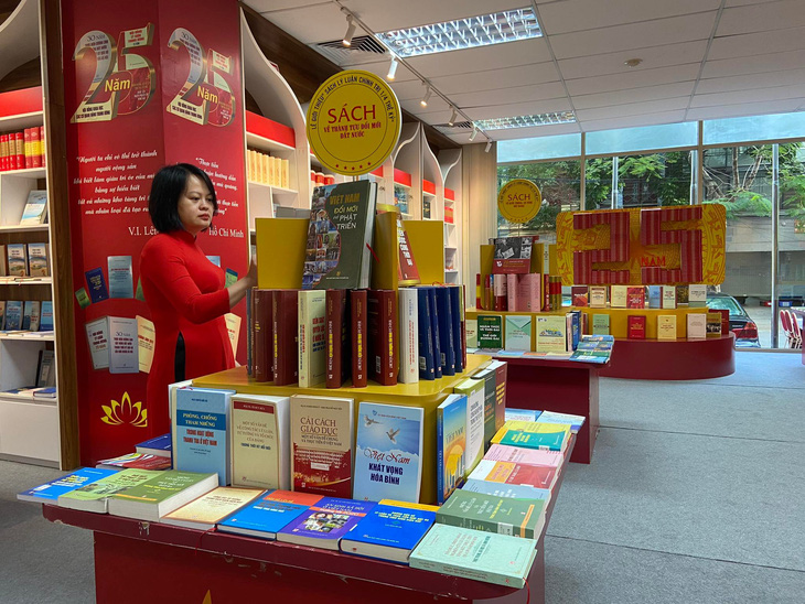 Trưng bày sách lý luận chính trị của Tổng bí thư Nguyễn Phú Trọng và nhiều tác giả - Ảnh 2.
