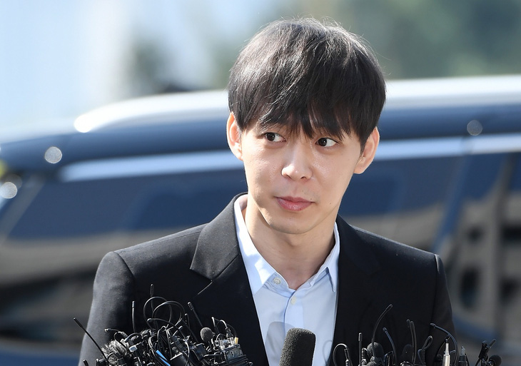 Hoàng tử gác mái Park Yoo Chun bị tòa án cấm lên truyền hình, cấm hoạt động showbiz vì bê bối - Ảnh 1.