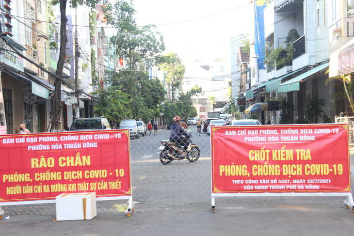 Người dân 2 phường ở Đà Nẵng muốn ra khỏi phường phải tiêm đủ 2 liều vắc xin - Ảnh 1.