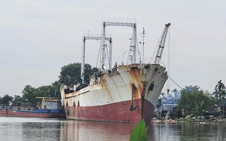 Tàu biển nước ngoài to đùng lẳng lặng vào trong sông ở Hải Phòng