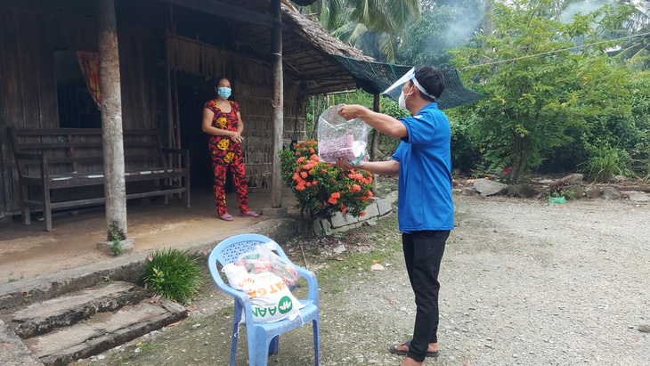 Chàng trai chia sẻ túi thuốc yêu thương cho bà con nghèo ở phum sóc - Ảnh 3.