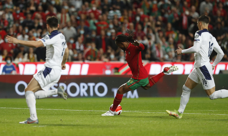 Ronaldo và Bồ Đào Nha mất vé dự World Cup 2022 ở phút 90 - Ảnh 2.