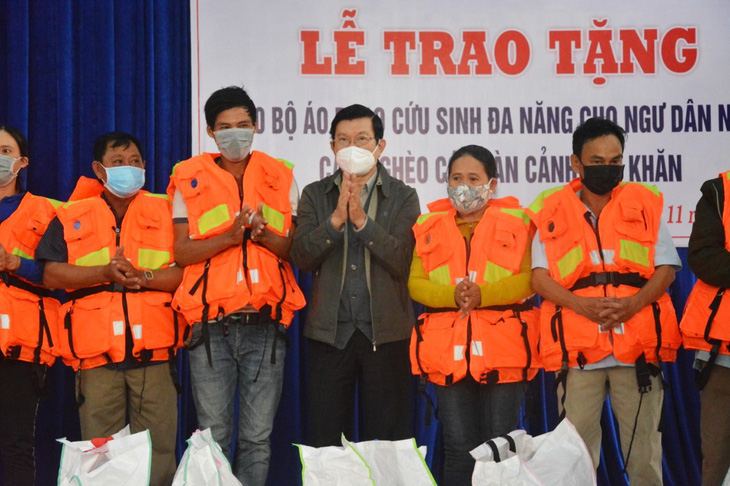 Tặng 1.000 bộ áo phao cứu sinh đa năng cùng ngư dân Quảng Nam bám biển - Ảnh 2.