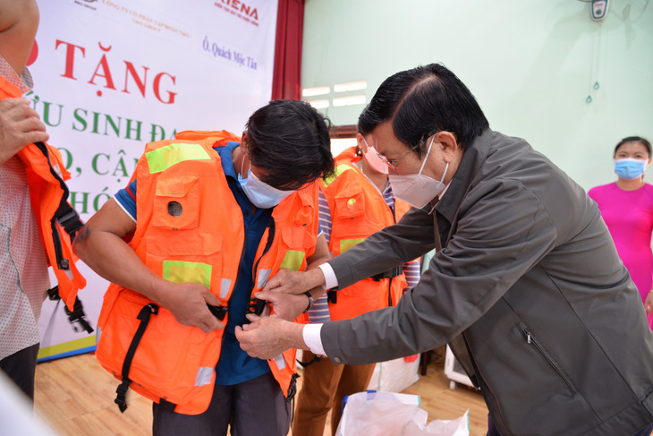 Nguyên Chủ tịch nước Trương Tấn Sang tặng áo phao cho ngư dân Quảng Ngãi - Ảnh 1.