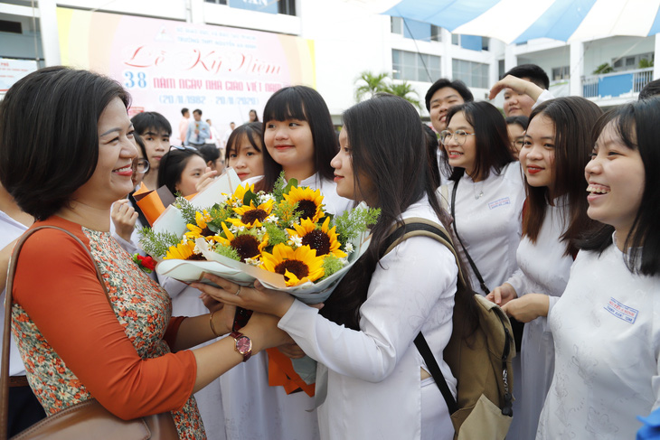 20-11, chào nhau qua màn hình trực tuyến - Ảnh 1.