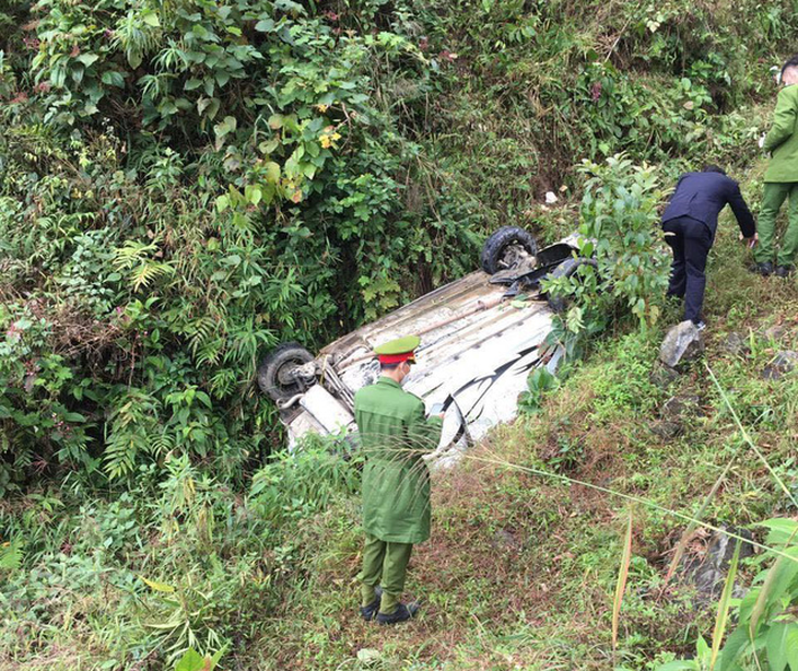 Xe KIA Morning lao xuống vực đèo Mã Pí Lèng, 3 người chết, 1 người nguy kịch - Ảnh 1.