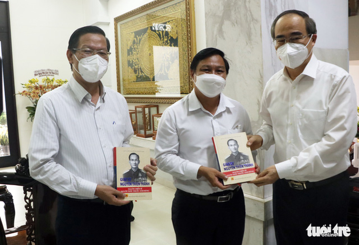 Chủ tịch UBND TP.HCM Phan Văn Mãi thăm gia đình cố giáo sư Nguyễn Thiện Thành - Ảnh 2.