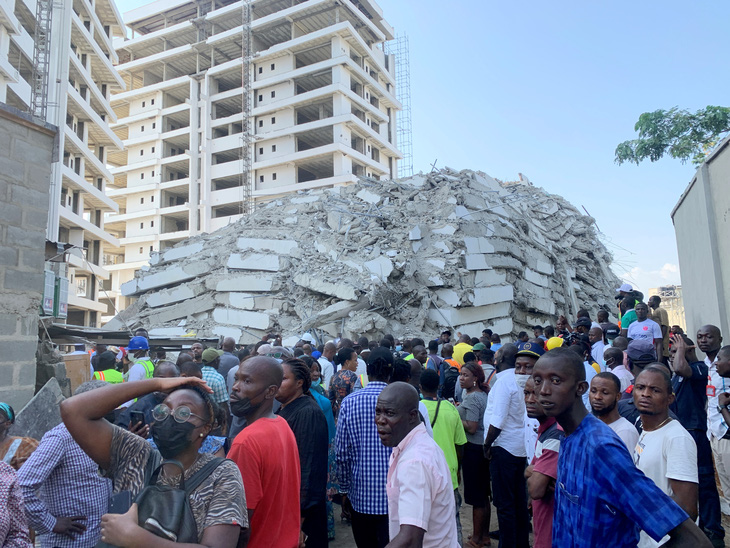 Sập chung cư cao cấp đang xây ở Nigeria, 100 người nghi bị vùi trong đống đổ nát - Ảnh 1.