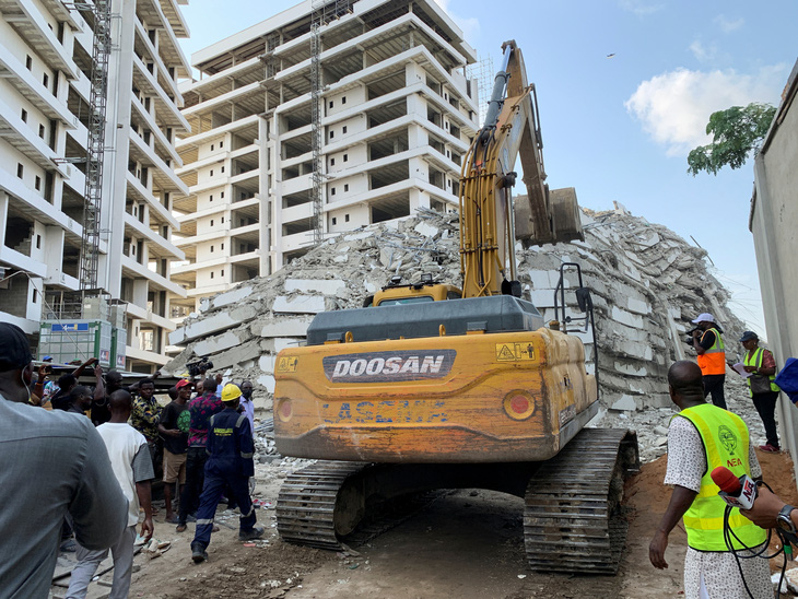 Sập chung cư cao cấp đang xây ở Nigeria, 100 người nghi bị vùi trong đống đổ nát - Ảnh 4.