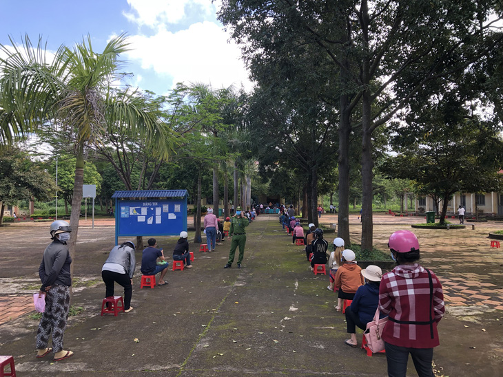 Dân kêu chen chúc tiêm vắc xin phòng bệnh như rước bệnh, Buôn Ma Thuột chỉ đạo khẩn - Ảnh 3.