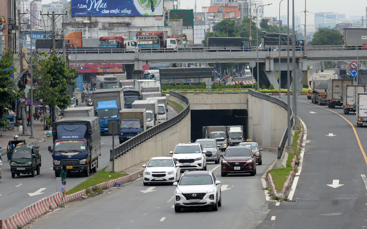 Thu phí ôtô vào trung tâm TP.HCM: Nên nhưng thận trọng