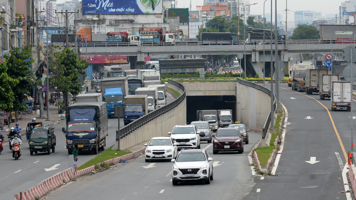 Thu phí ôtô vào trung tâm TP.HCM: Nên nhưng thận trọng - Ảnh 1.