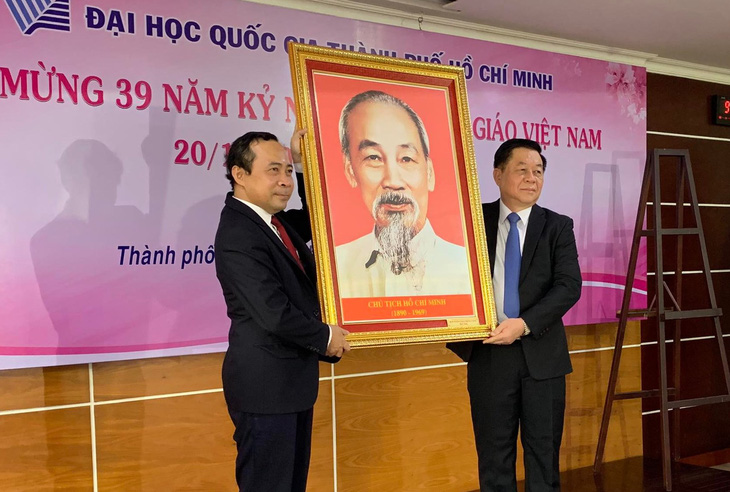 Trưởng Ban Tuyên giáo trung ương Nguyễn Trọng Nghĩa thăm ĐH Quốc gia TP.HCM - Ảnh 1.