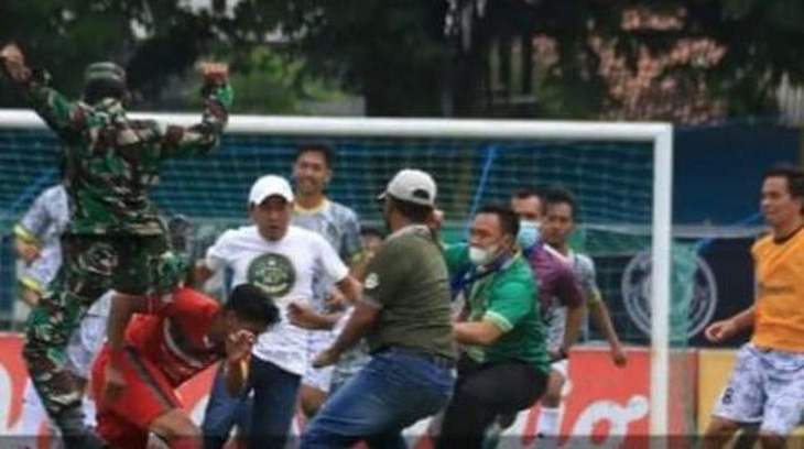 Cầu thủ và chủ tịch đội bóng ở Indonesia bị đánh, cảnh sát lao vô đá gục cầu thủ đối phương - Ảnh 2.