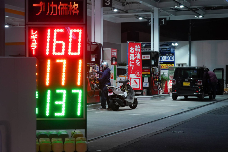 Nhật Bản cân nhắc mở kho dự trữ để hạ nhiệt giá dầu thô - Ảnh 1.