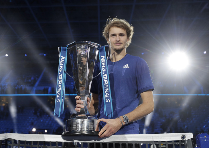 Hạ chóng vánh Medvedev, Zverev vô địch ATP Finals - Ảnh 1.