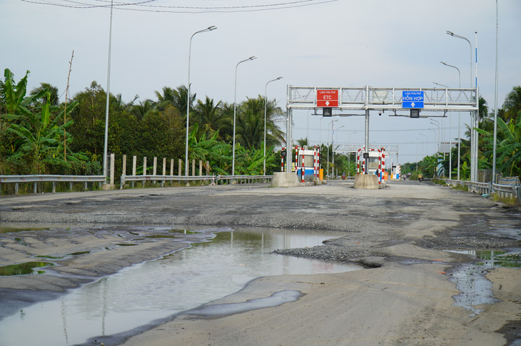 Tuyến tránh thị xã Cai Lậy chi chít ổ gà, ổ trâu - Ảnh 2.