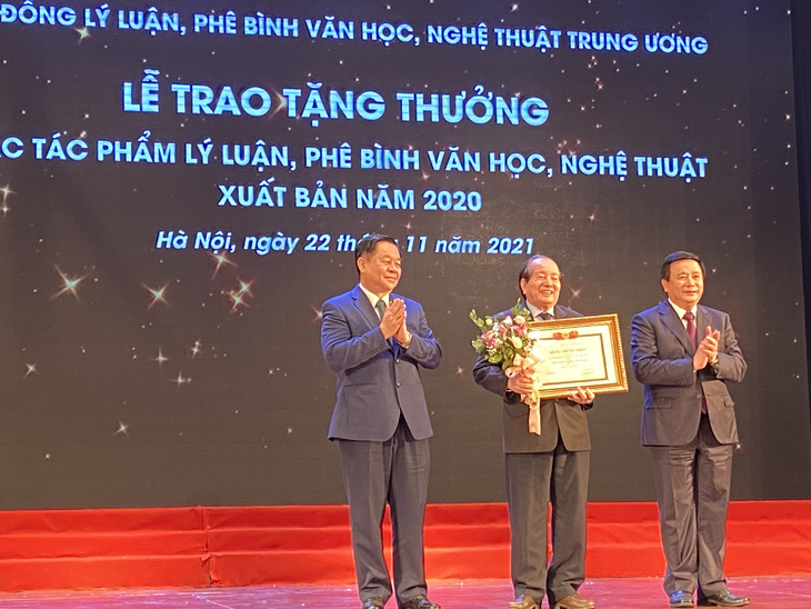 Nhà thơ Hữu Thỉnh được tặng thưởng mức A của Ban Bí thư Trung ương Đảng - Ảnh 1.