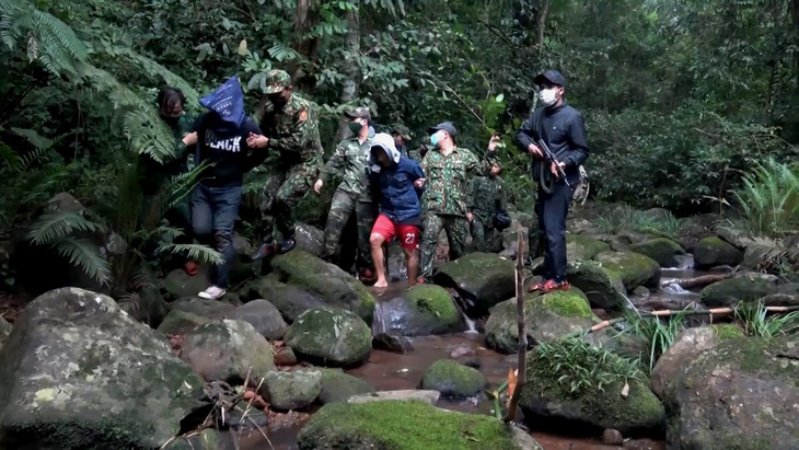 Biên phòng Quảng Bình mật phục giữa rừng bắt 2 người Lào cùng 304.000 viên ma túy - Ảnh 1.