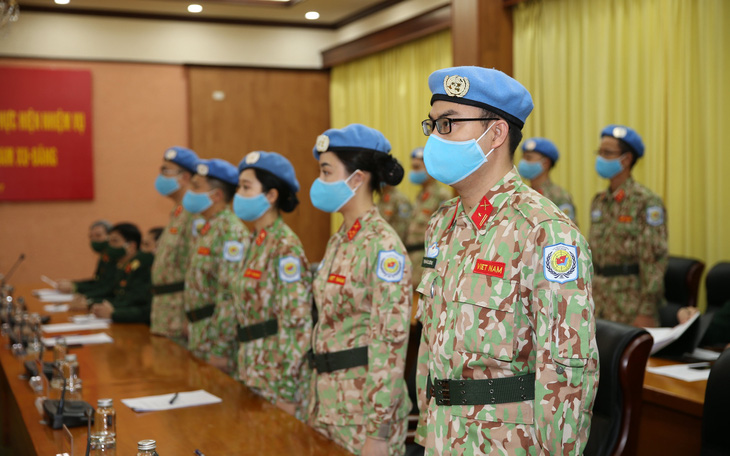 Trao quyết định của Chủ tịch nước cho 12 sĩ quan đi gìn giữ hòa bình Liên Hiệp Quốc