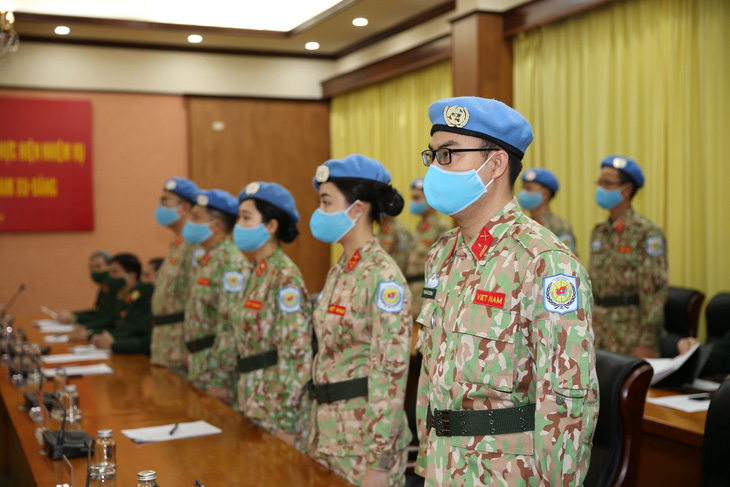 Trao quyết định của Chủ tịch nước cho 12 sĩ quan đi gìn giữ hòa bình Liên Hiệp Quốc - Ảnh 1.