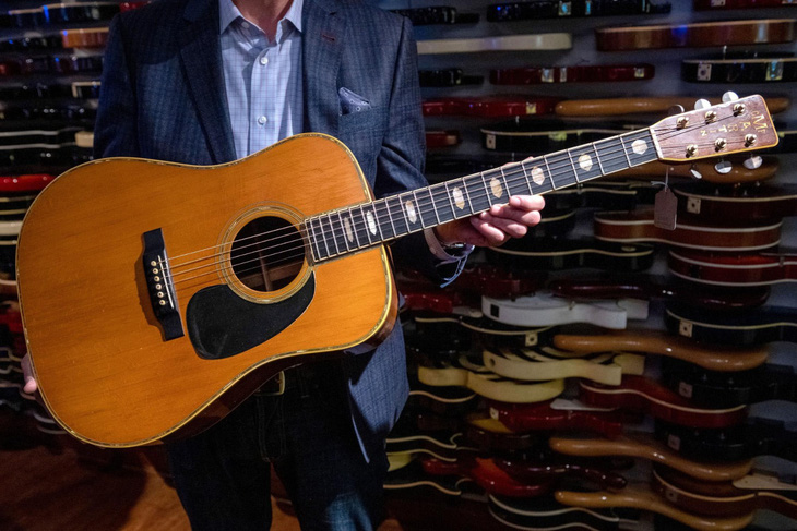 Đàn guitar của Eric Clapton được mua lại với giá 625.000 USD - Ảnh 1.