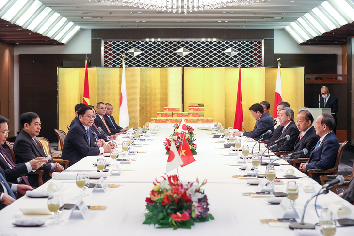 Thủ tướng Phạm Minh Chính gặp cựu Thủ tướng Nhật Bản Suga Yoshihide - Ảnh 1.