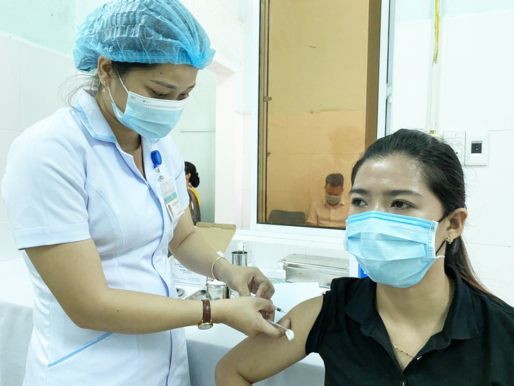 Quảng Nam: Tiêm đủ liều vắc xin, F1 cách ly tại nhà 14 ngày - Ảnh 1.