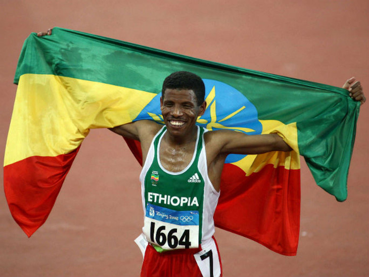 Nhà vô địch Olympic Gebrselassie nhập ngũ chiến đấu chống phiến quân ở Ethiopia - Ảnh 1.