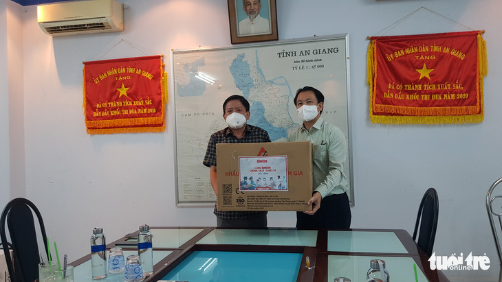 Báo Tuổi Trẻ trao tặng thiết bị y tế phòng, chống dịch COVID-19 cho tỉnh An Giang - Ảnh 1.