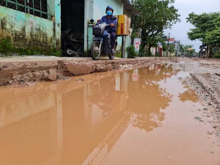 Mượn đường thi công cao tốc Đà Nẵng - Quảng Ngãi, đường nát mà không chịu sửa - Ảnh 9.