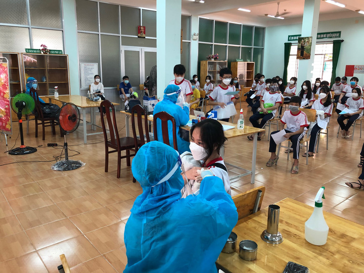 Bình Thuận bắt đầu tiêm gần 47.000 liều vắc xin cho trẻ em 12-17 tuổi - Ảnh 1.