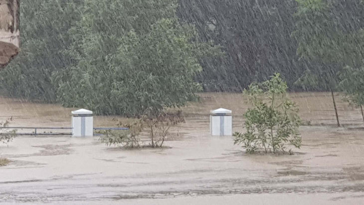 Phú Yên mưa suốt 3 ngày, sẵn sàng sơ tán cả ngàn dân - Ảnh 6.
