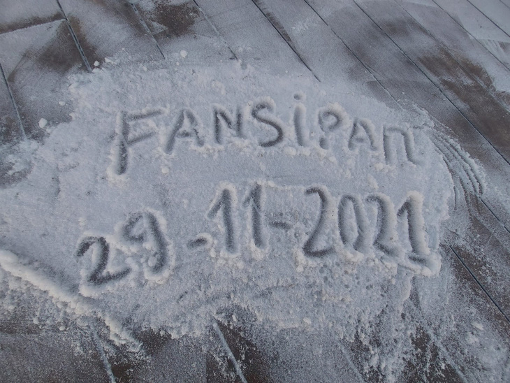 Nhiệt độ xuống 0 độ C, sương muối phủ trắng đỉnh Fansipan - Ảnh 2.