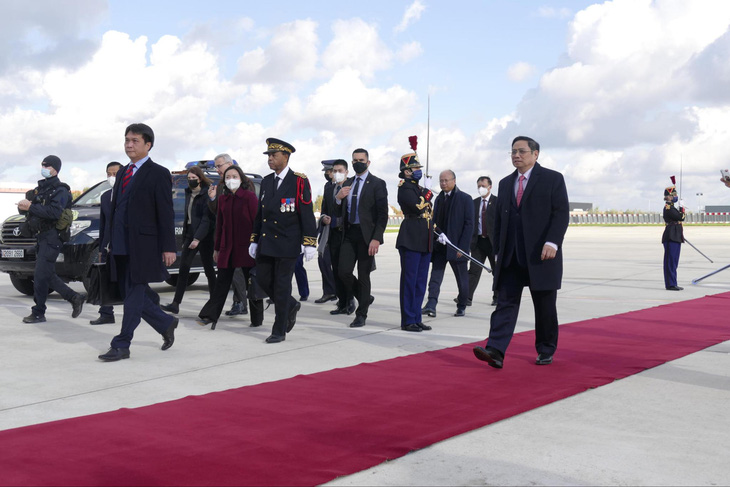 Thủ tướng đến Paris, bắt đầu thăm chính thức Cộng hòa Pháp - Ảnh 3.