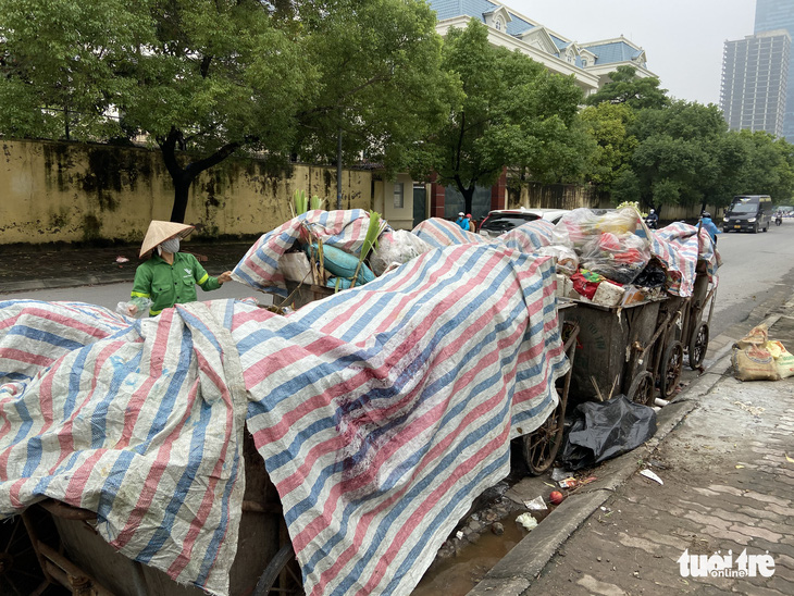 Rác sinh hoạt ùn ứ tại nhiều tuyến đường, khu đô thị ở Hà Nội - Ảnh 6.