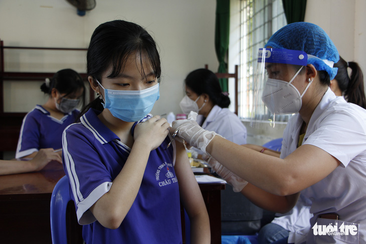 Kiên Giang: Tiêm vắc xin COVID-19 cho học sinh lớp 12 để trở lại trường học trực tiếp - Ảnh 1.