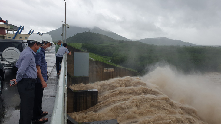 Phú Yên: Hạ du sông Ba ngập nặng, tỉnh yêu cầu thủy điện phải giảm xả lũ - Ảnh 2.