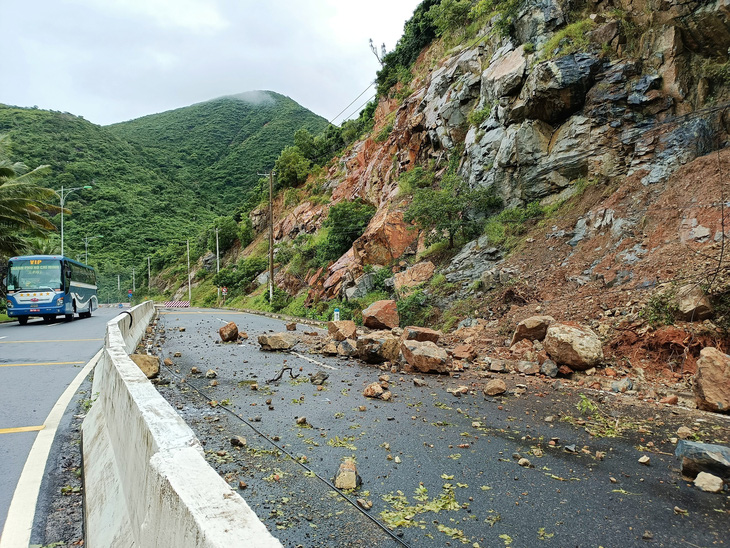 Đá rơi gây ách tắc một bên đoạn đường từ Cam Ranh về Nha Trang - Ảnh 2.