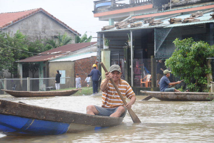 Nhiều khu vực ở Quảng Nam ngập sâu, dân dùng ghe đi lại - Ảnh 6.