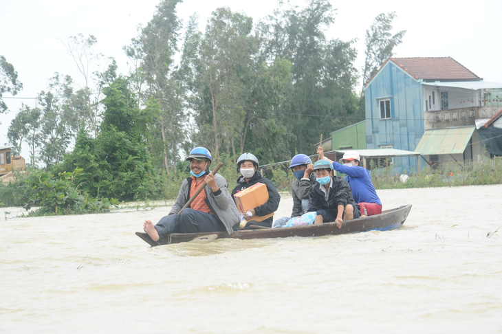 Nhiều khu vực ở Quảng Nam ngập sâu, dân dùng ghe đi lại - Ảnh 4.