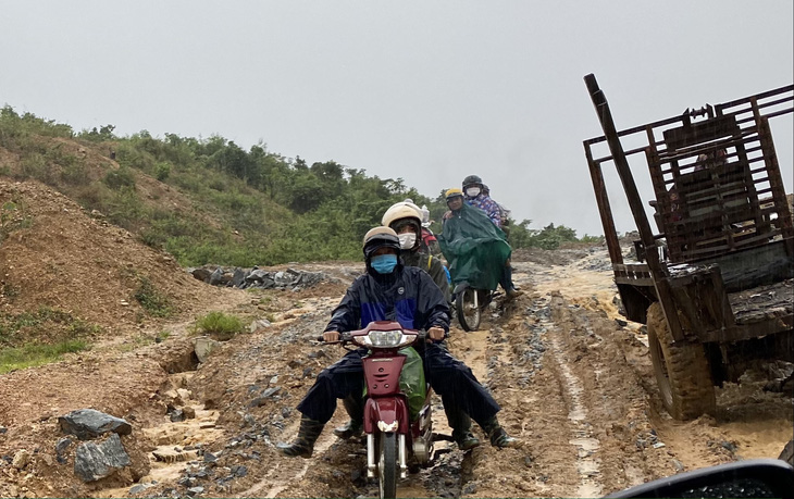 Lập sở chỉ huy tại lòng hồ thủy lợi để sơ tán 600 hộ dân đang bị cô lập - Ảnh 1.