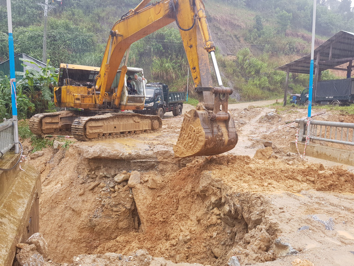Miền núi Quảng Nam khắc phục các điểm sạt lở sau mưa lũ - Ảnh 1.