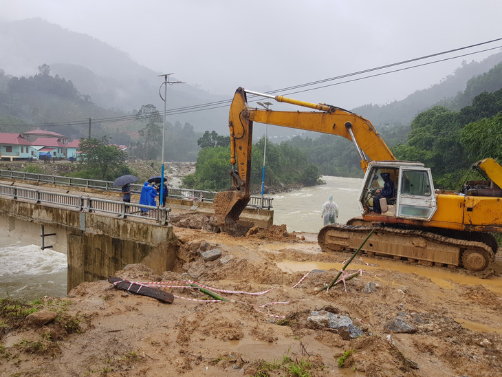 Miền núi Quảng Nam khắc phục các điểm sạt lở sau mưa lũ - Ảnh 2.